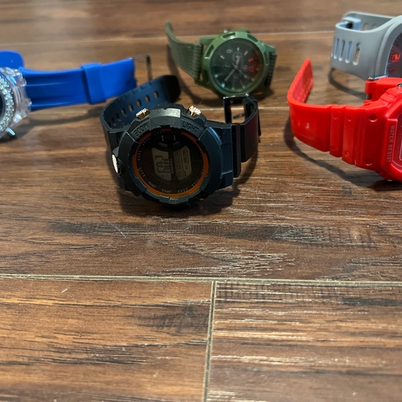 Stylish Men's Watch Set in Blue, Black, Green, Red, and Gray - Picture 4 of 4